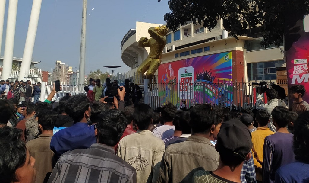 বিপিএলের টিকিট না পাওয়ায় বিসিবির গেট ভাঙলেন বিক্ষুব্ধ দর্শক